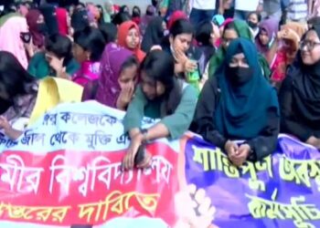 তিতুমীর কলেজের শিক্ষার্থীদের সড়ক ও রেলপথ অবরোধ