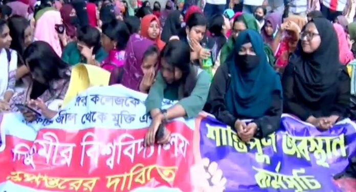 তিতুমীর কলেজের শিক্ষার্থীদের সড়ক ও রেলপথ অবরোধ