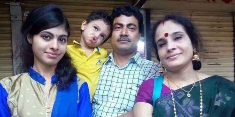 রংপুর নগরীর মাছুয়াপাড়া এলাকায় নিজ বাড়ি থেকে রংপুর জিলা স্কুলের সাবেক শিক্ষকসহ একই পরিবারের চারজনের মরদেহ উদ্ধার করেছে পুলিশ।