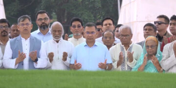 প্রতিষ্ঠাবার্ষিকীতে জিয়াউর রহমান ও খালেদা জিয়ার মাজারে প্রধানমন্ত্রী তারেক রহমানের শ্রদ্ধা নিবেদন
